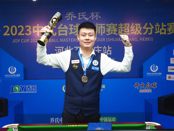 她也显露出 她也显露出