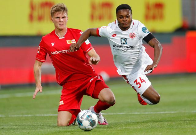 而评委们也 而评委们也